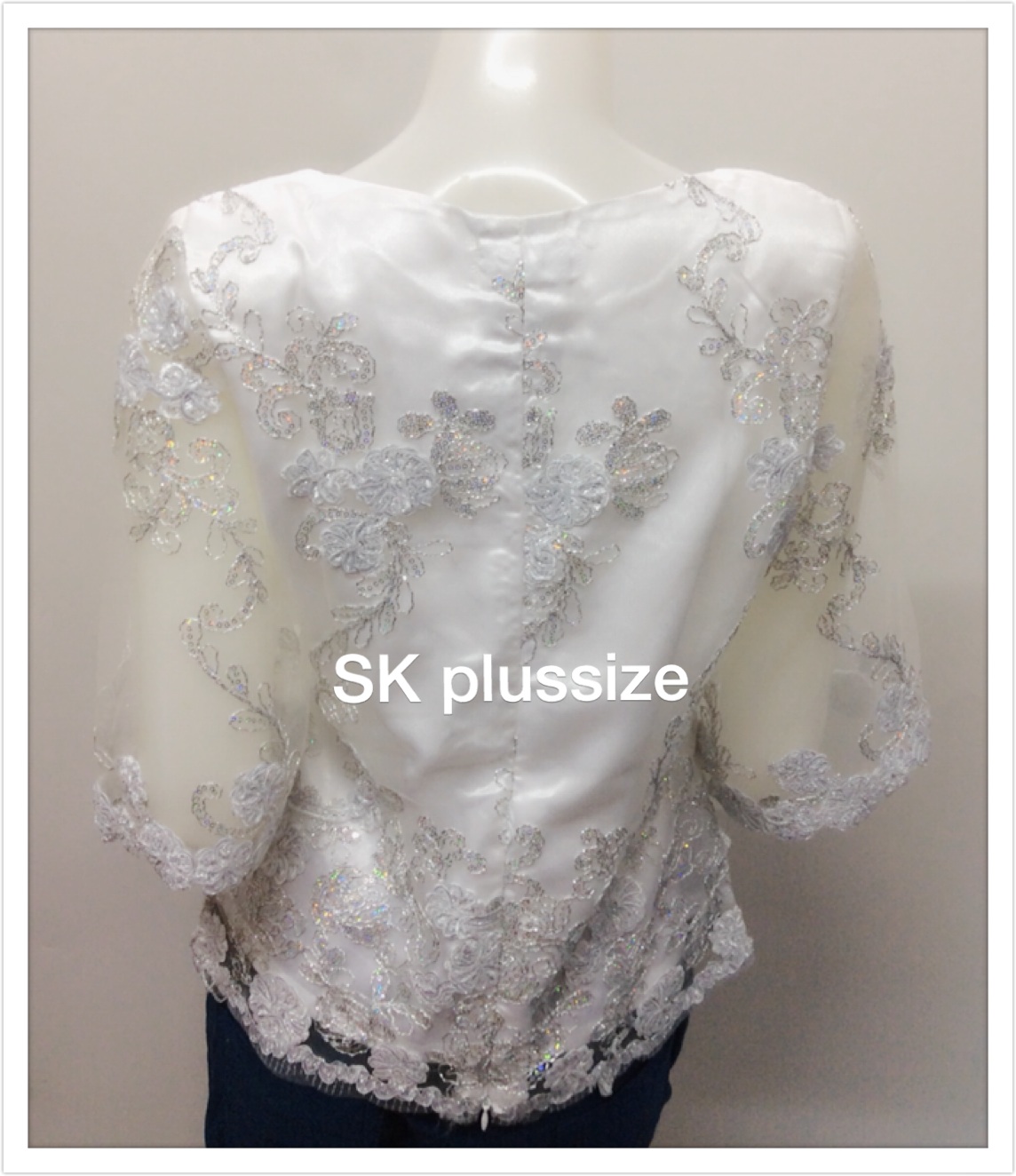 เสื้อลูกไม้บุหงา คอปาด แขน 3 ส่วน สีขาว รอบอก 36 นิ้ว