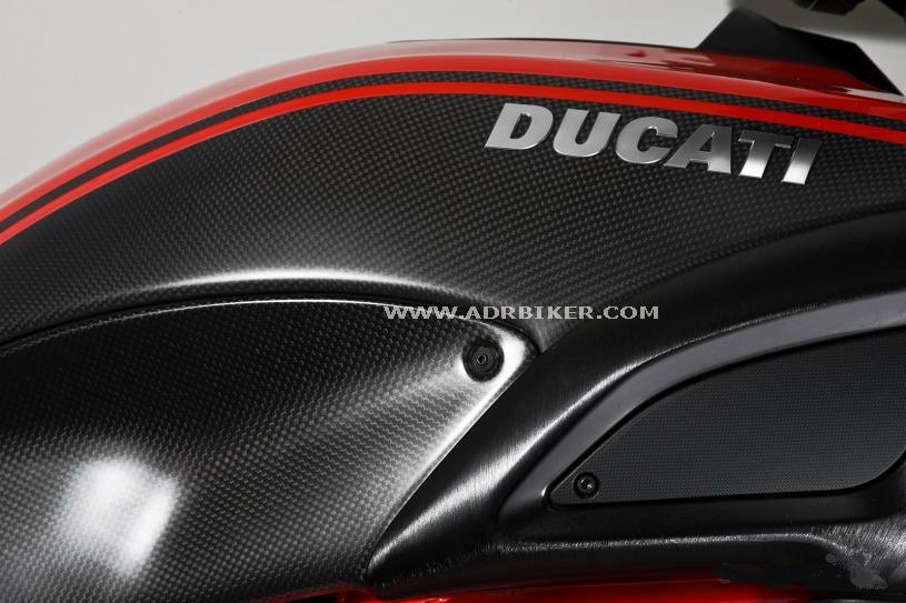 ชุดคาร์บอน ด้านข้าง ช่วงเข่าหนีบ Ducati performance สำหรับ Diavel