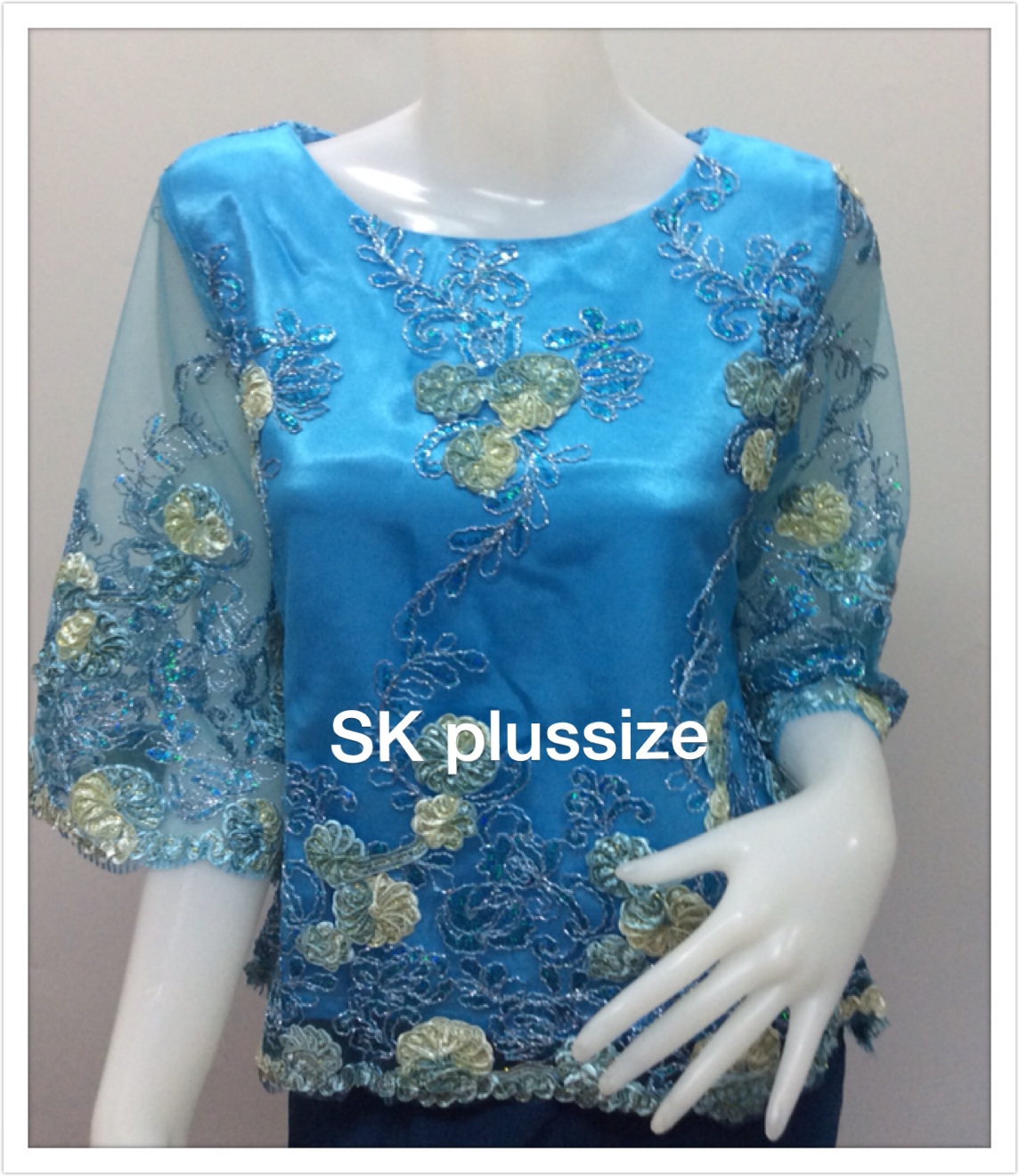 เสื้อลูกไม้บุหงา คอปาด แขน 3 ส่วน สีฟ้า รอบอก 38 นิ้ว