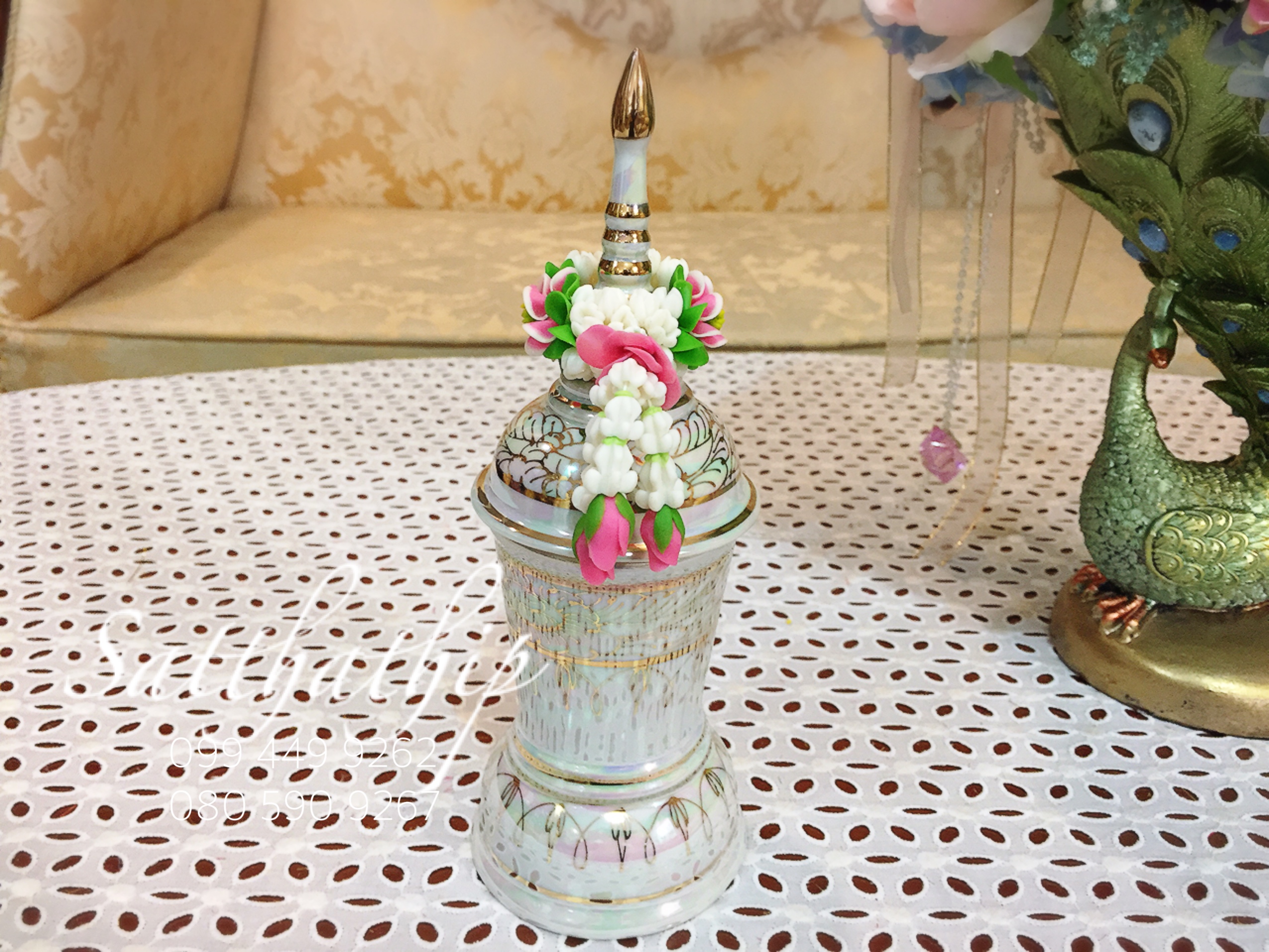 โกศอัฐิเซรามิก เคลือบมุก พร้อมพวงมาลัย ประดิษฐ์จากดิน