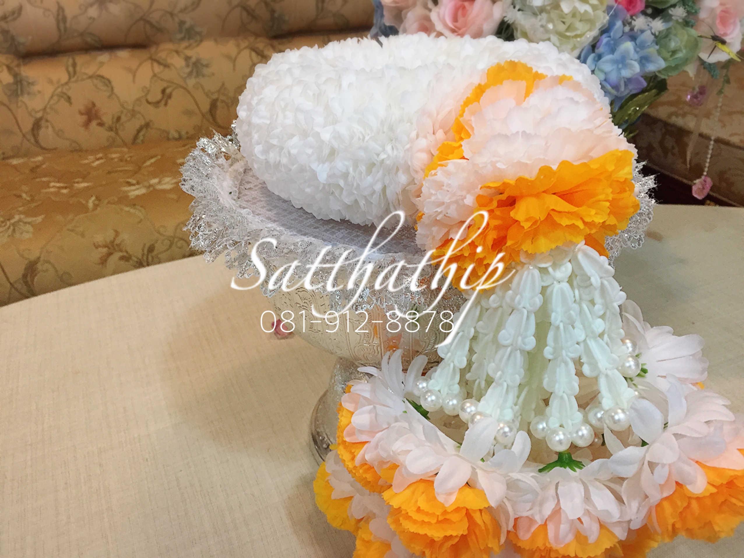 พวงมาลัยดอกมัมผ้า (ร้อยด้วยกลีบ) สีขาวผสมดอกดาวเรืองผ้าสีเหลืองส้ม - Fabric garland