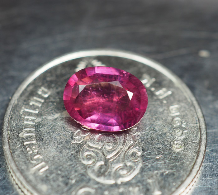 พลอยทับทิม (Ruby) 1.76 กะรัตสีแดงชมพู