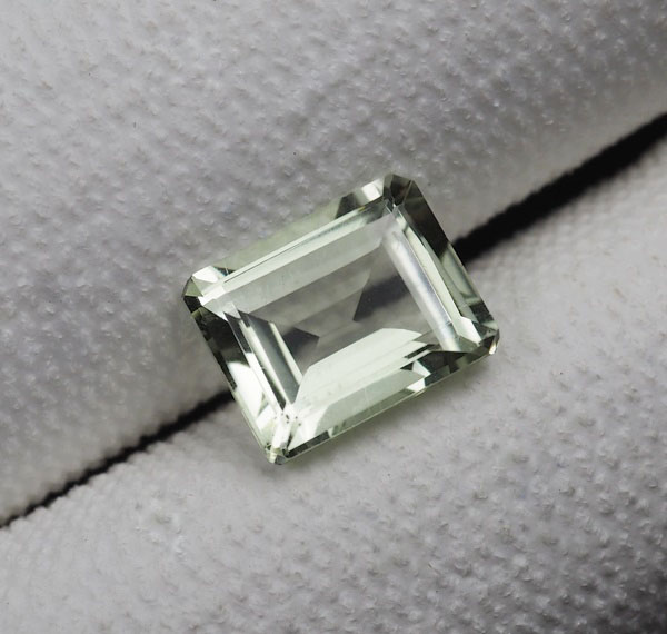 โทปาสพลอยสีเขียวอ่อน (Green Topaz) 2.55 กะรัต