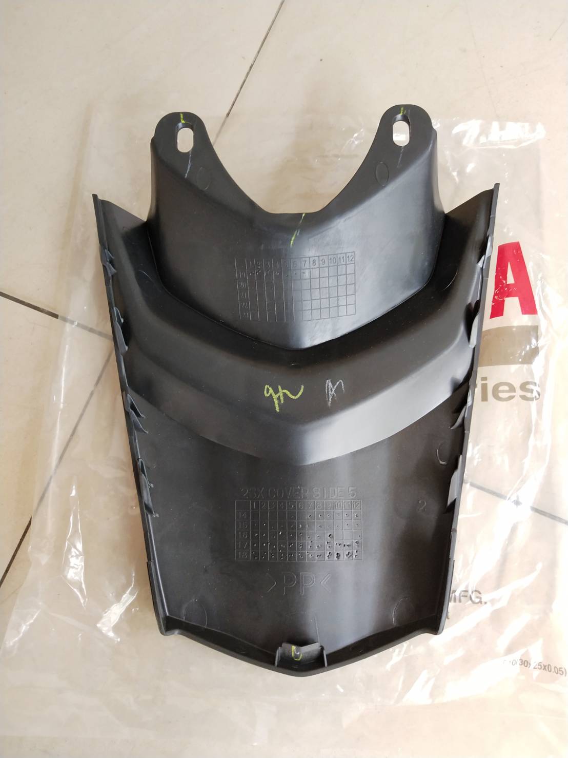 ฝาครอบท้ายเบาะตัวบน สีดำ GT125 อะไหล่แท้ YAMAHA 2SX-F171E-00