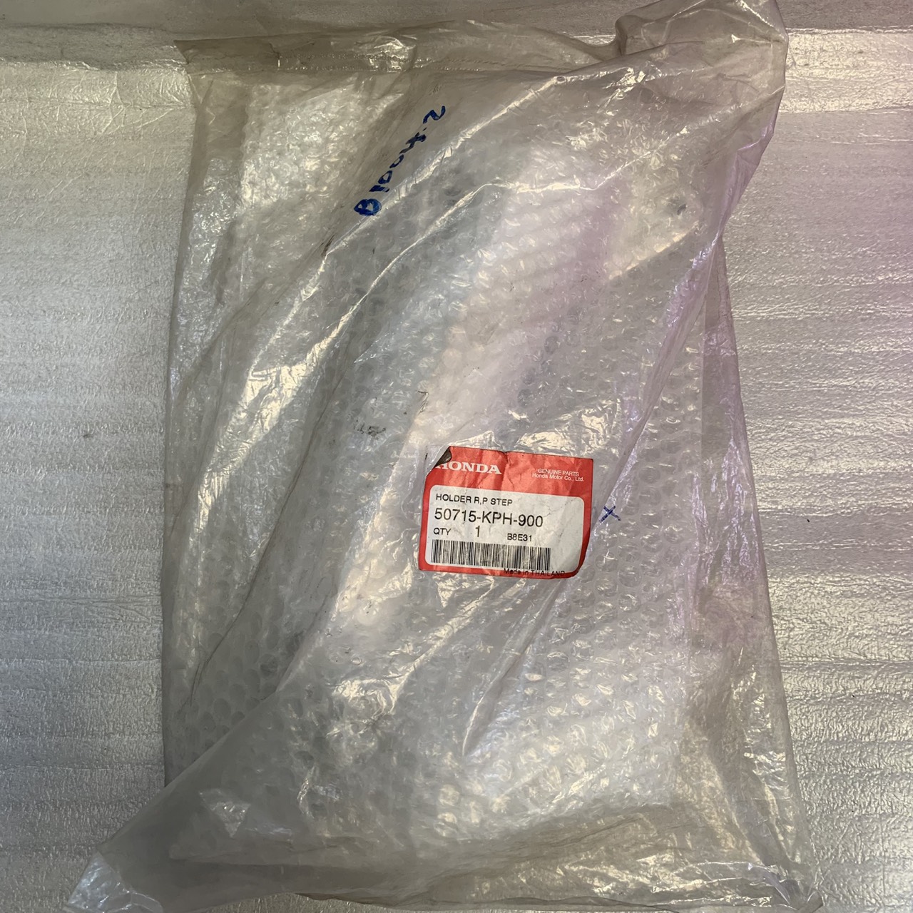 50715-KPH-900 ขายึดพักเท้าหลังขวา WAve125D, S,R WAVE125I 2004-2005 อะไหล่แท้ HONDA