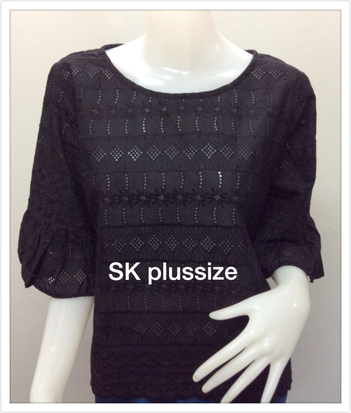 เสื้อคอตตอนฉลุ สีดำ คอปาด แขนต่อระบาย รอบอก 46 นิ้ว