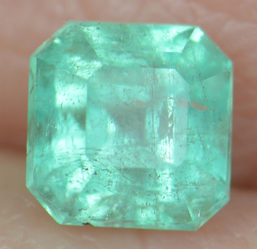 พลอยมรกตดิบ (Emerald) 0.60 กะรัต No oil