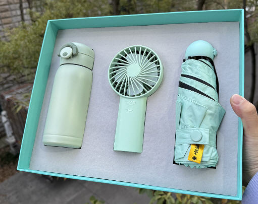 ชุดกระบอกน้ำ+พัดลมพกพา+ร่ม,ชุดของขวัญปีใหม่