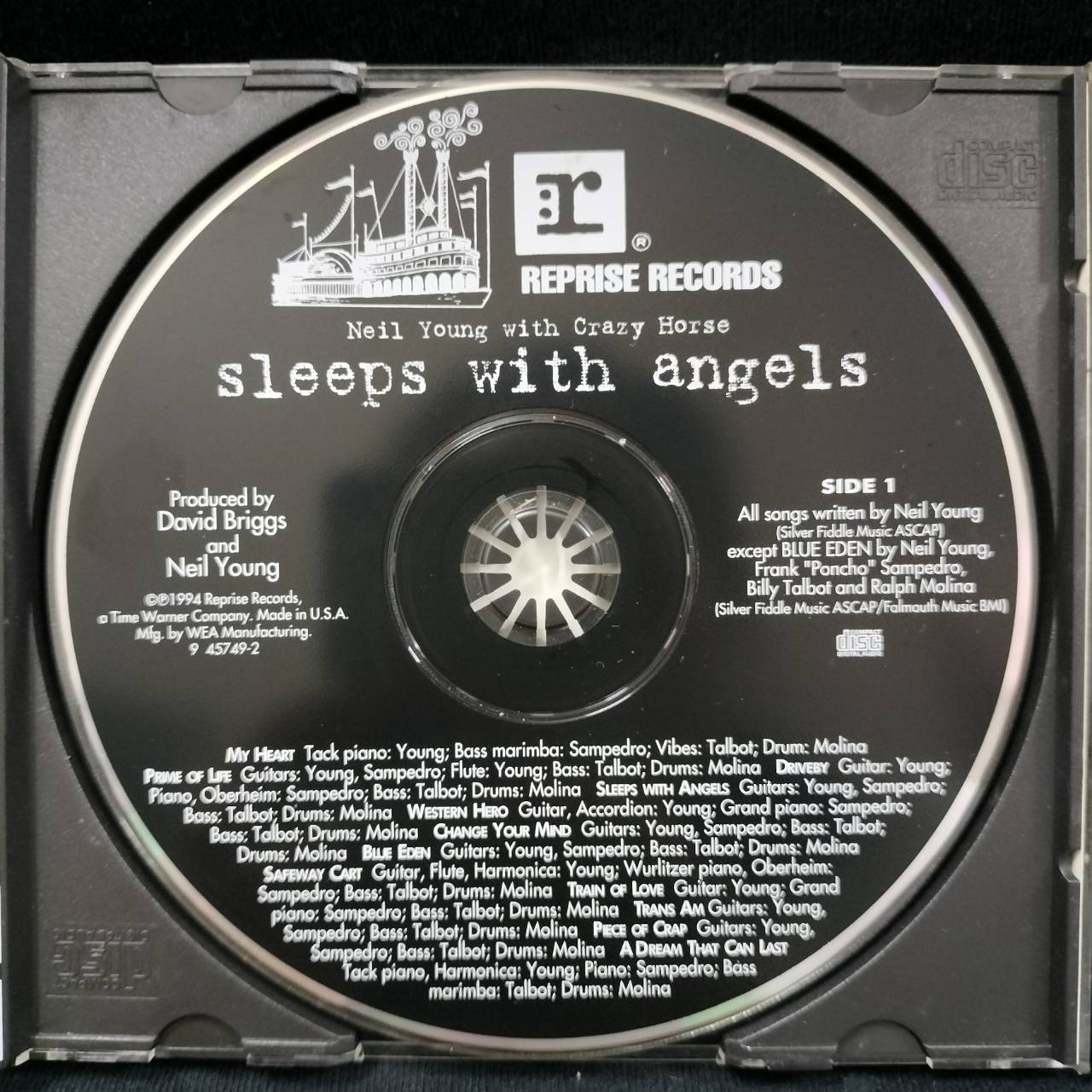 Neil Young And Crazy Horse – Sleeps With Angels / USA / แผ่นดี