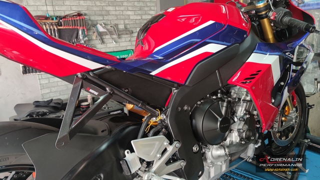 Akrapovic Slip-On WSBK trackday สำหรับ CBR1000RR-R 2021+ (For Exhibition only)