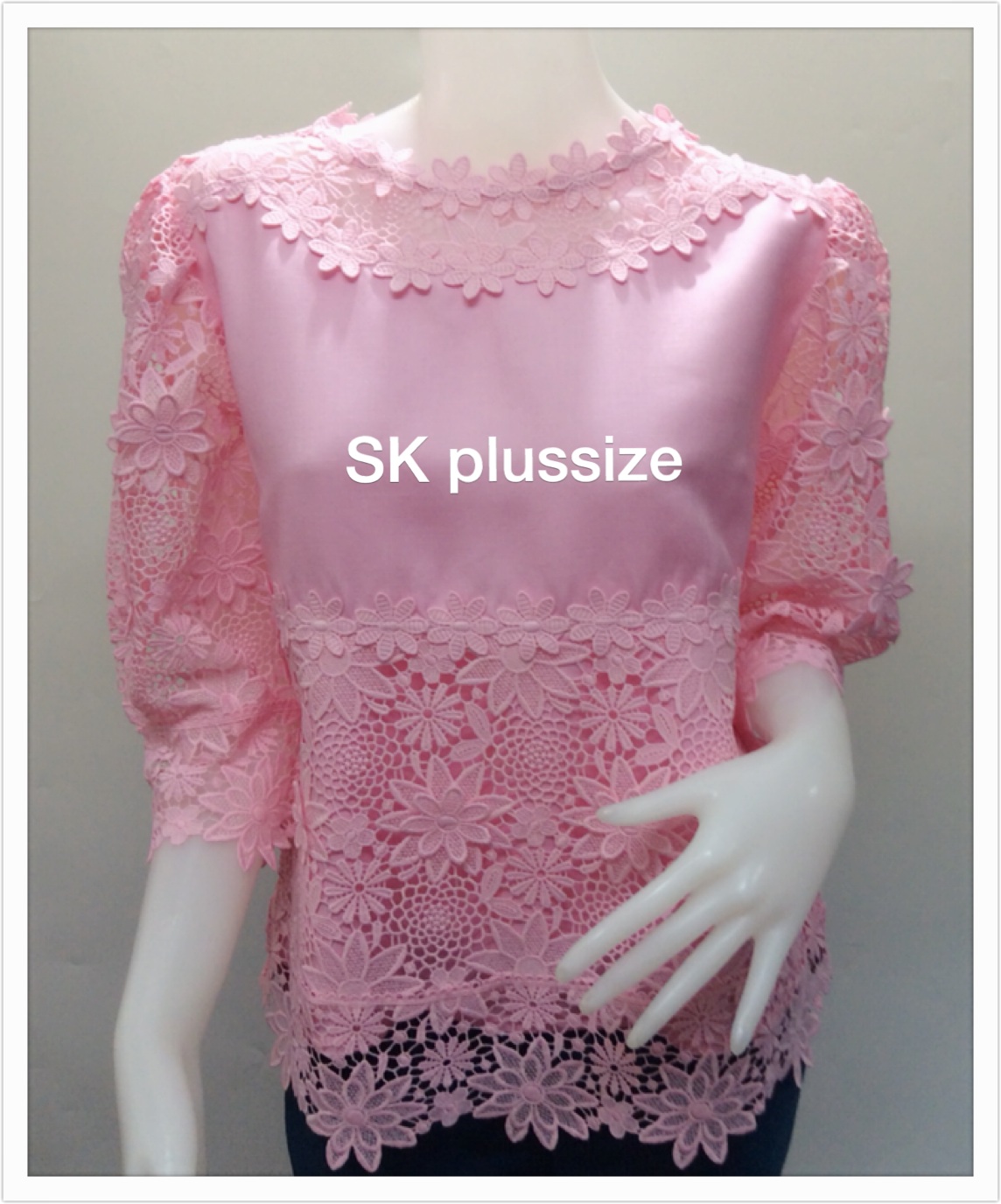 เสื้อลินินแต่งลูกไม้ สีชมพู แขนตุ๊กตา รอบอก 48 นิ้ว