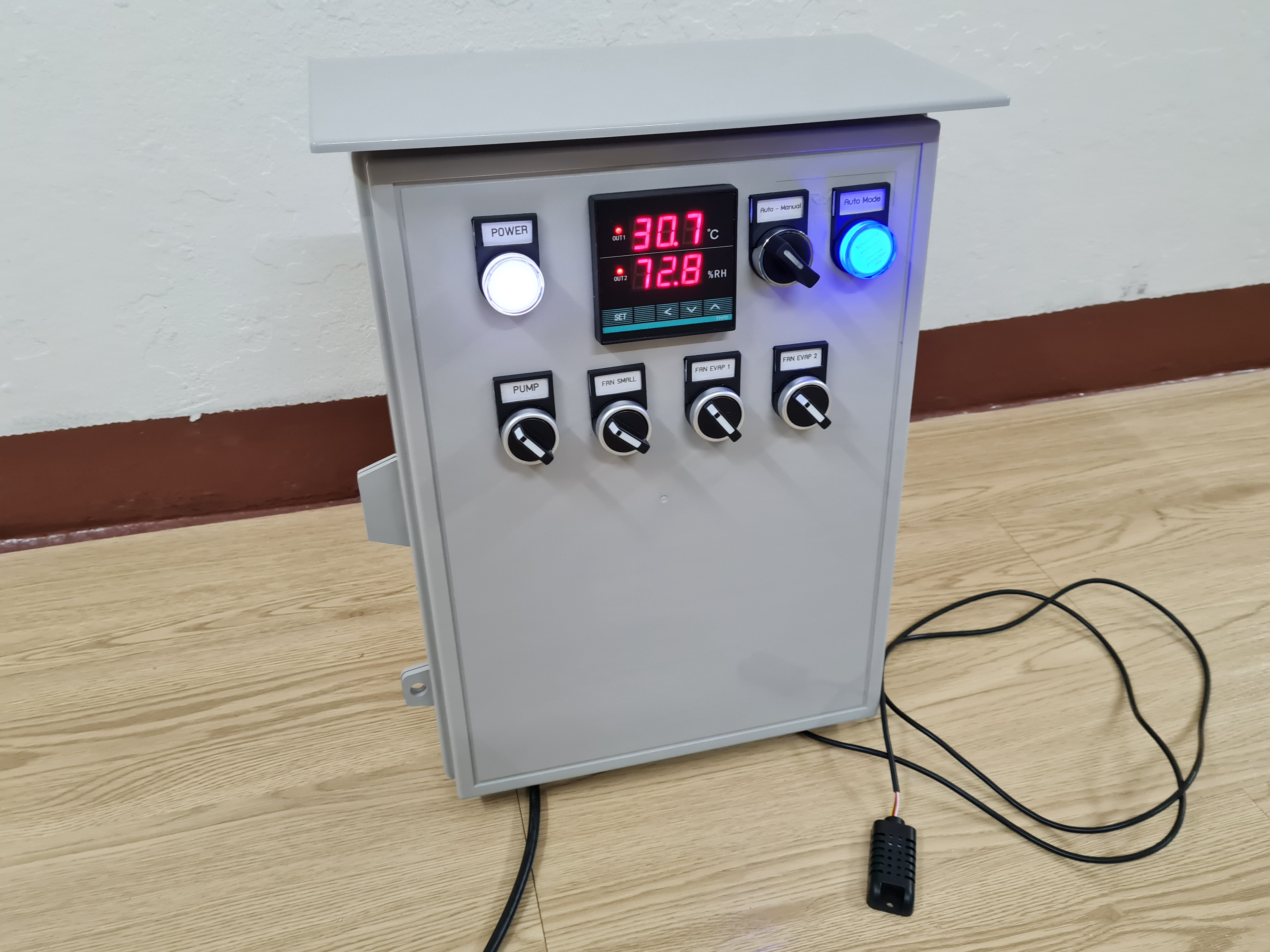 ตู้ควบคุมอุณหภูมิ ความชื้น เปิดปิดปั๊ม โดยใช้โมดูล TH70