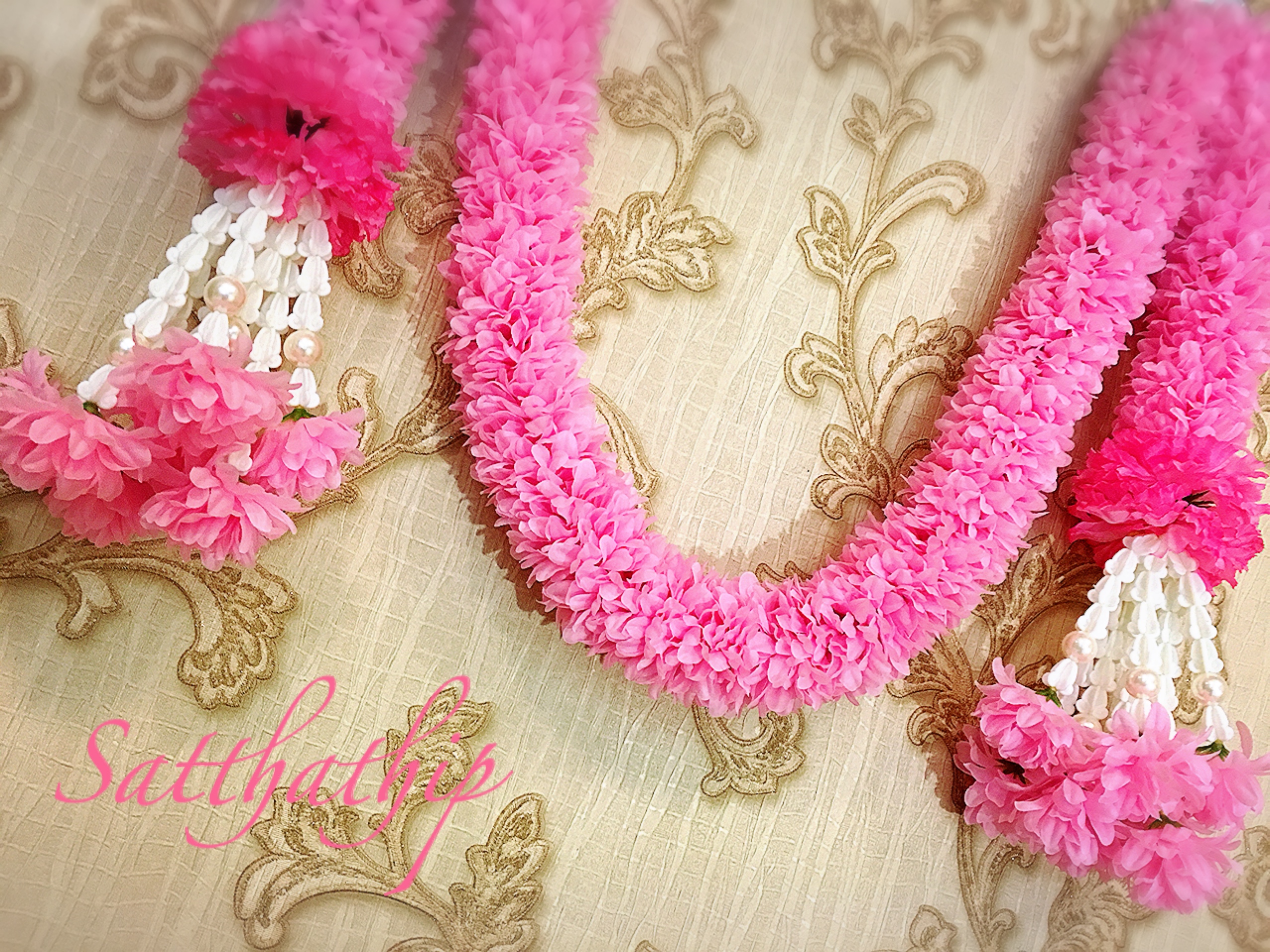 พวงมาลัยผ้าสองชาย [แบบตัดก้านดอก ร้อยแน่น 450 บาท/เมตร]