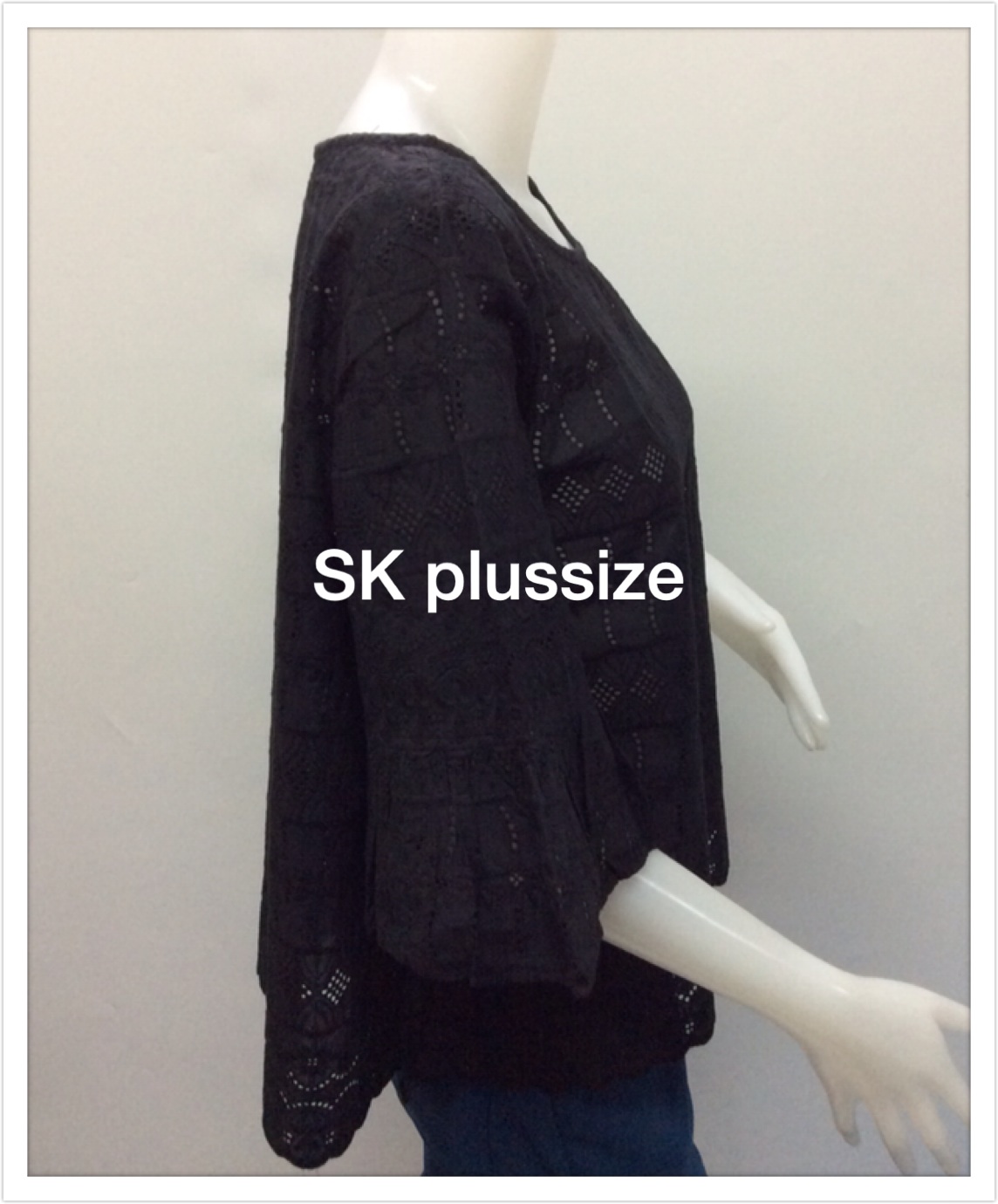 เสื้อคอตตอนฉลุ สีดำ คอปาด แขนต่อระบาย รอบอก 48 นิ้ว