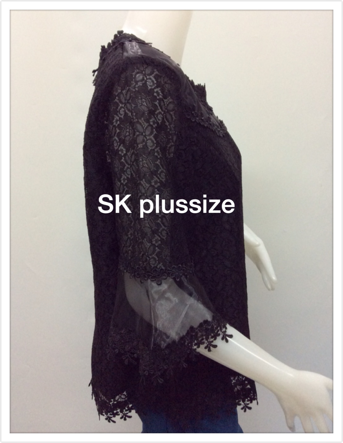 เสื้อลูกไม้ สีดำ แต่งผ้าแก้ว แขน 3 ส่วน รอบอก 38 นิ้ว