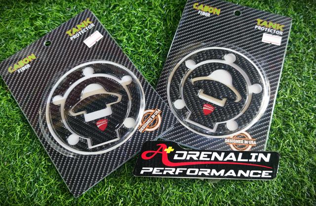 สติ๊กเกอร์คาร์บอนแท้ สำหรับแปะที่เติมน้ำมัน ของ Monster 821 2018+