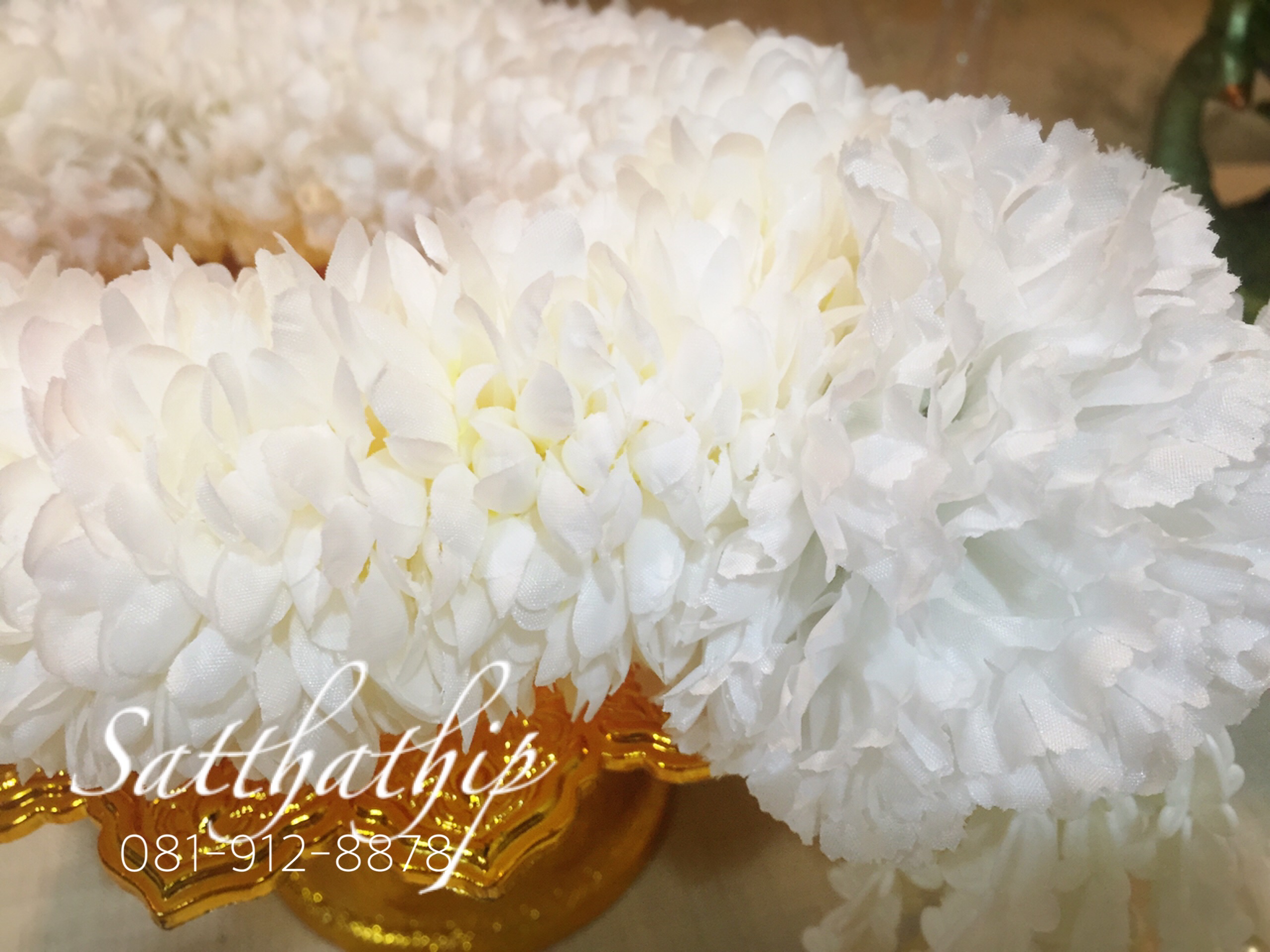 พวงมาลัยผ้า ดอกมัม (ร้อยด้วยกลีบ) สีขาว (เพิ่มลักษณะพิเศษด้วยชายดอกไม้มุกพลาสติก) - พวงมาลัยผ้า - Fabric garland