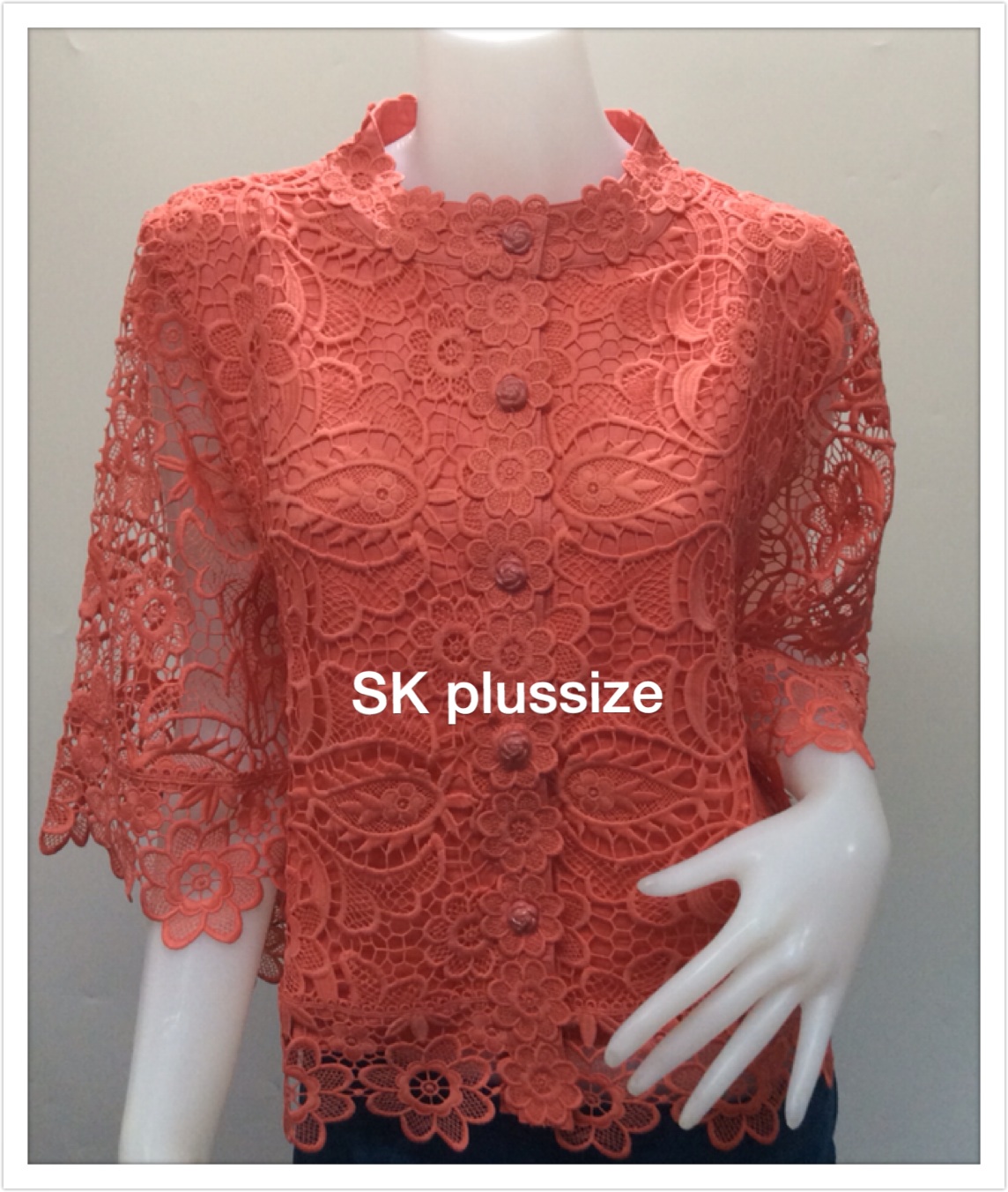เสื้อลูกไม้คอตั้ง สีส้ม แขน 3 ส่วน รอบอก 42 นิ้ว
