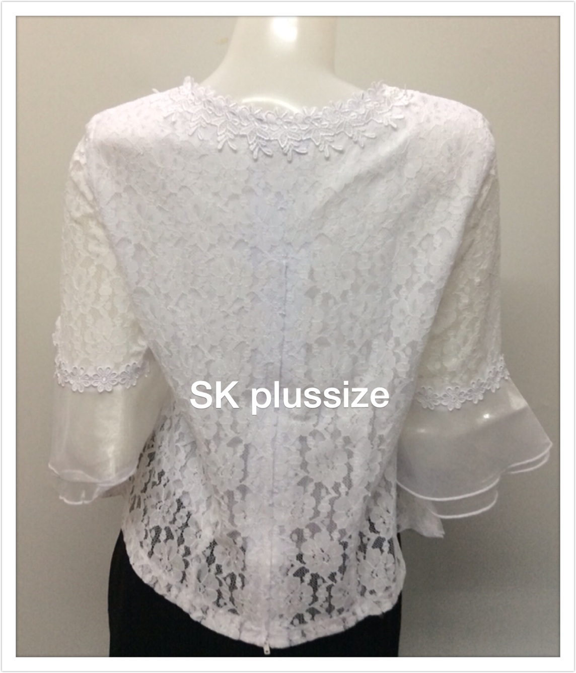 เสื้อลูกไม้ สีขาว ชายระบาย รอบอก 34 นิ้ว