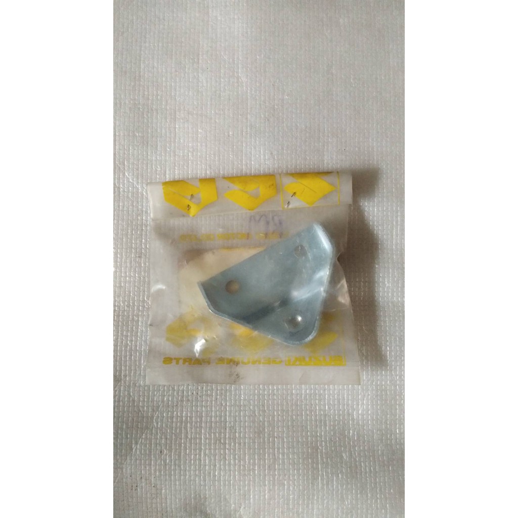 เหล็กยึดตะแกรงหน้า สำหรับรุ่น RC100 อะไหล่แท้ SUZUKI 46440-35400-000