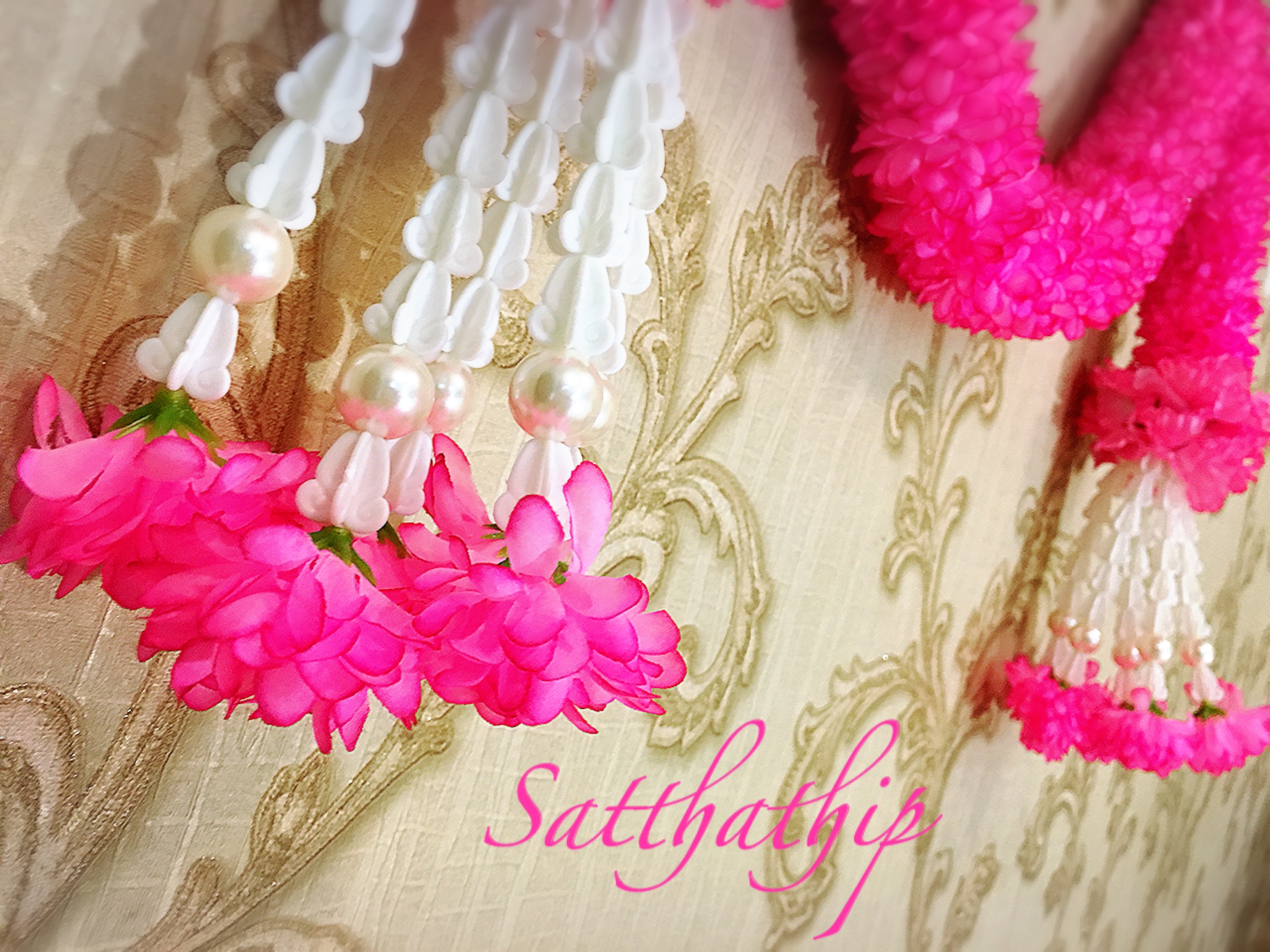 พวงมาลัยผ้าสองชาย [แบบตัดก้านดอก ร้อยแน่น 450 บาท/เมตร]