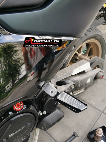 พักเท้าคนซ้อน Rizoma รุ่น urban protocol สำหรับ Tmax 530 560