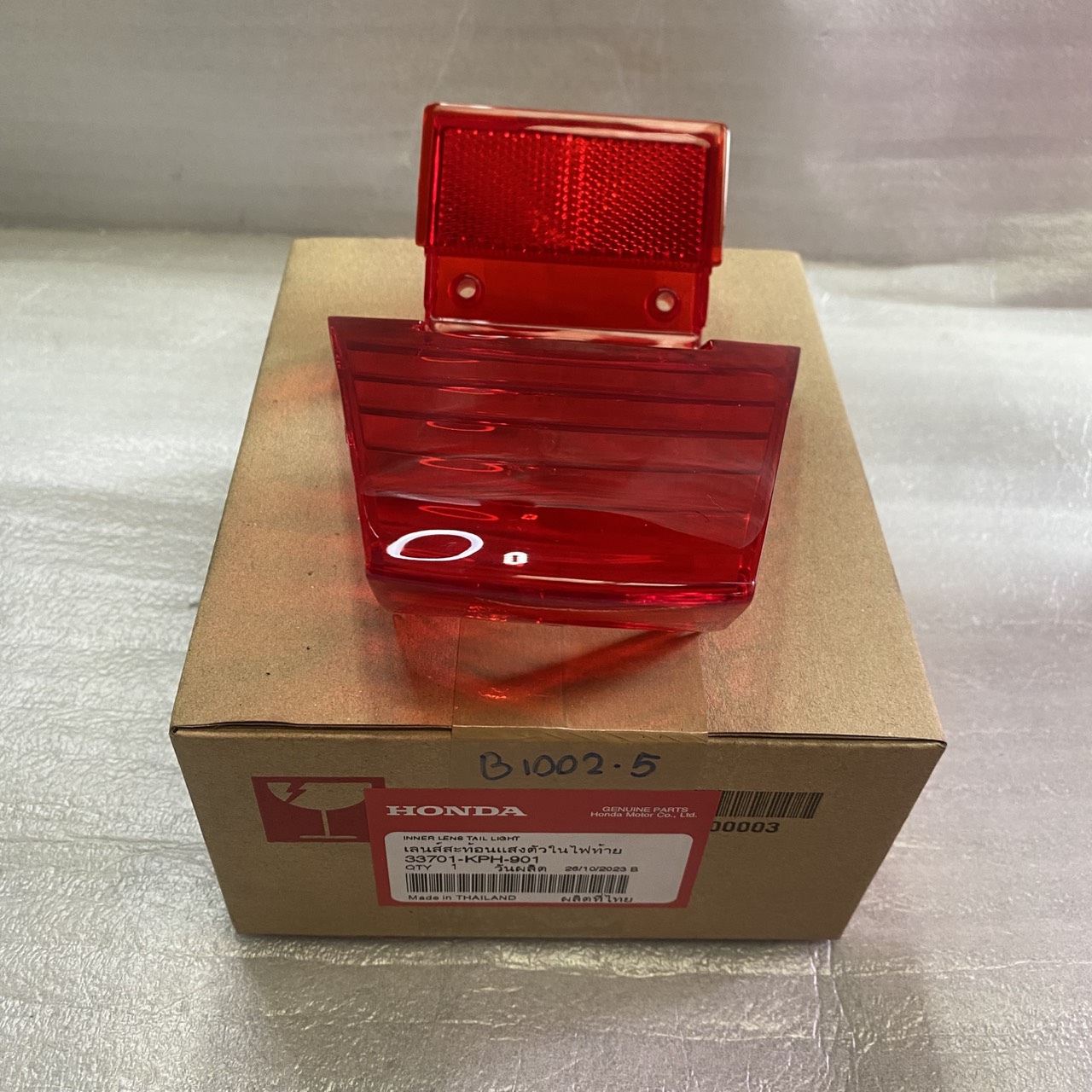33701-KPH-901 เลนซ์สะท้อนแสงตัวในไฟท้าย WAVE125D WAVE125R(2005) เลนส์ไฟท้ายชิ้นสีแดง อะไหล่แท้ HONDA