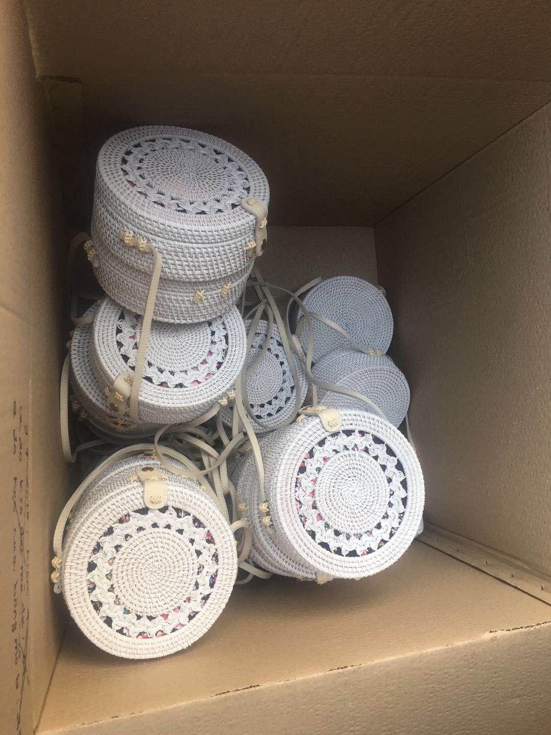 กระเป๋าหวายสานทรงกลม สายหนัง (สีขาว)