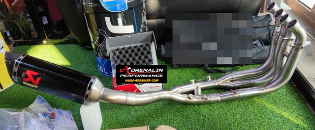 Akrapovic (Carbon) Slip-On สำหรับ S1000RR 2020+ (For Exhibition only)