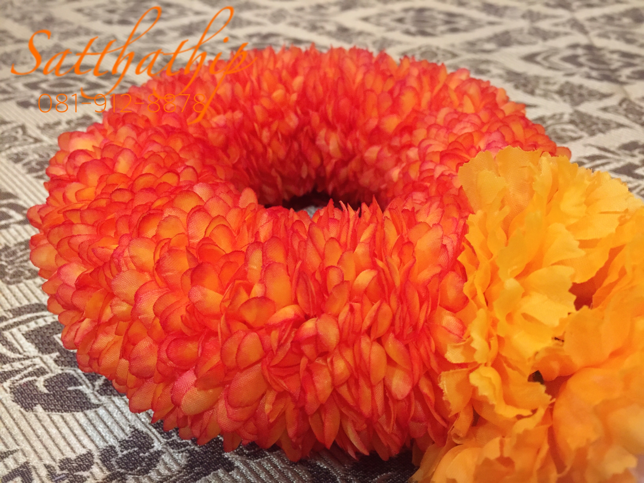 พวงมาลัยผ้า ดอกมัม (ร้อยด้วยกลีบ) สีเหลืองส้ม (เพิ่มลักษณะพิเศษด้วยชายดอกไม้มุกพลาสติก) - พวงมาลัยผ้า - Fabric garland