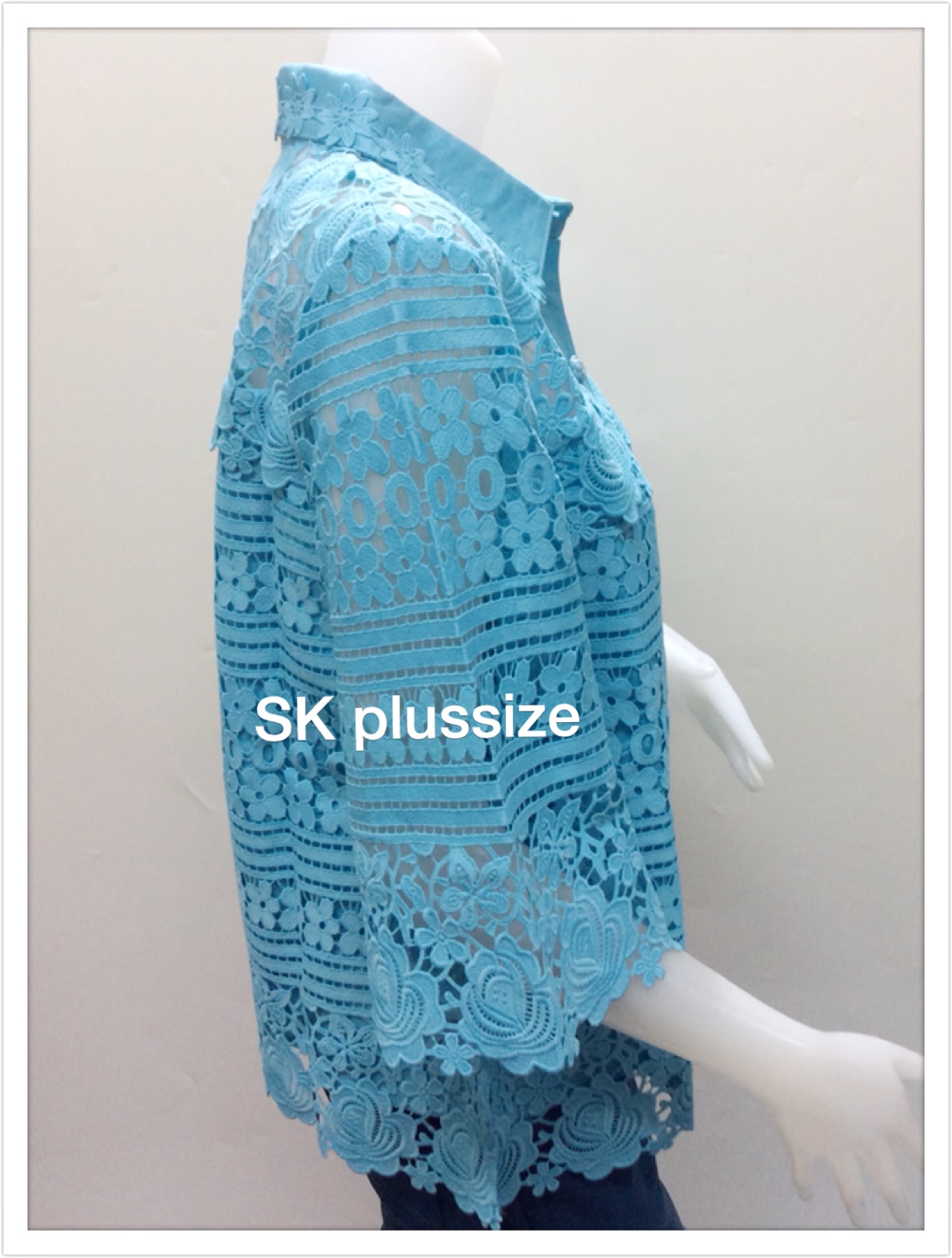 เสื้อเชิ้ตลูกไม้ สีฟ้า แขน 3 ส่วน รอบอก 38 นิ้ว