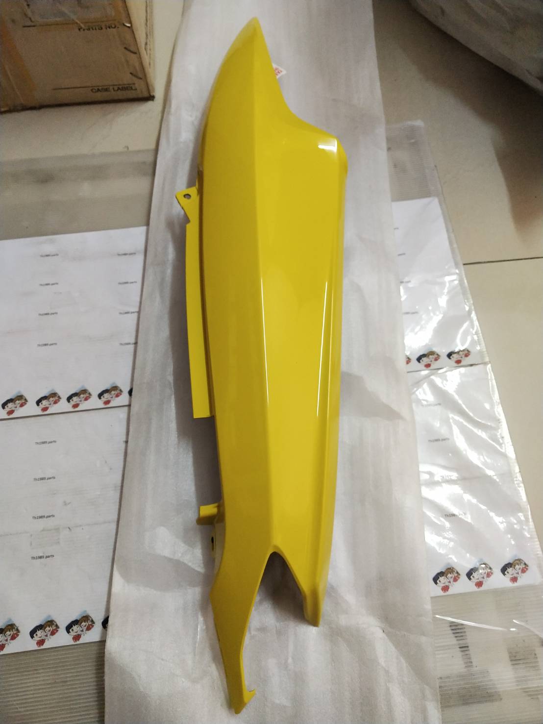 ฝาข้างขวา (สีเหลือง) สำหรับรุ่น MIO MX ปี 2004 อะไหล่แท้ YAMAHA 5VV-F1731-00-AL