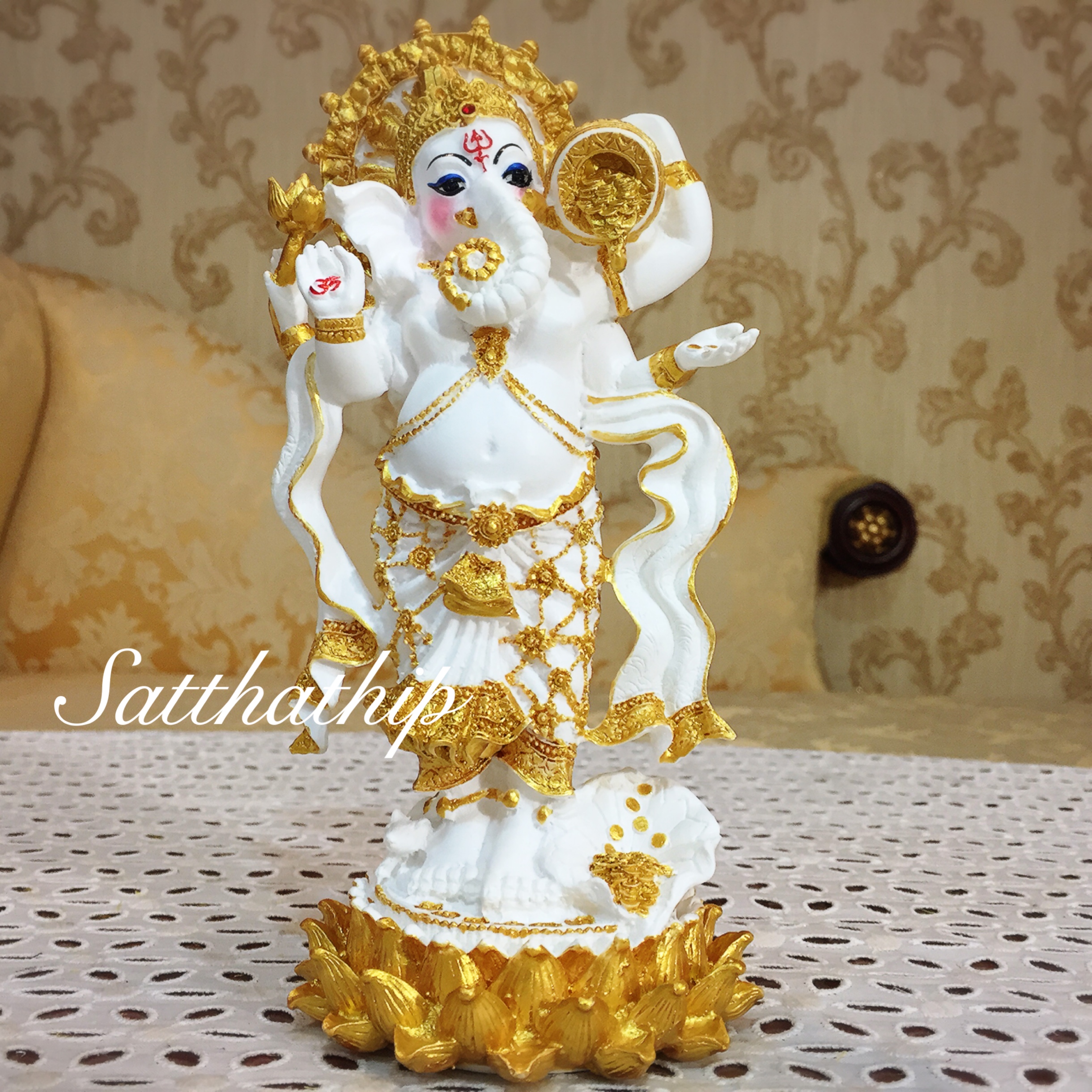พระพิฆเนศ ปางประทานพร โปรยเงิน (เซรามิก) - Ganesha: Lord of Success