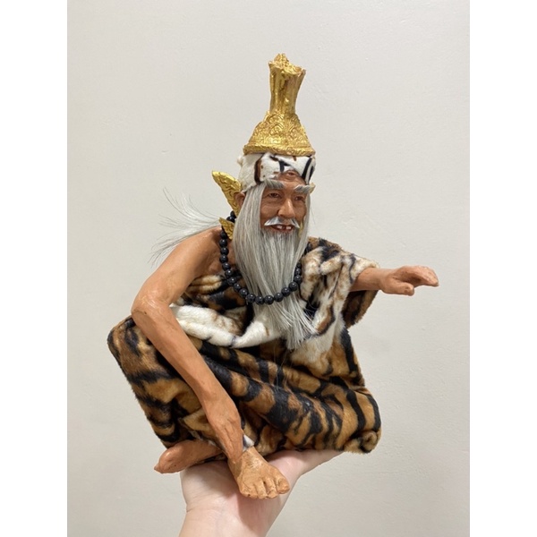 พ่อเเก่ ปู่ฤาษี ฤาษีตาไฟชี้นิ้ว กว้าง 9 นิ้ว สูง13นิ้วครึ่ง