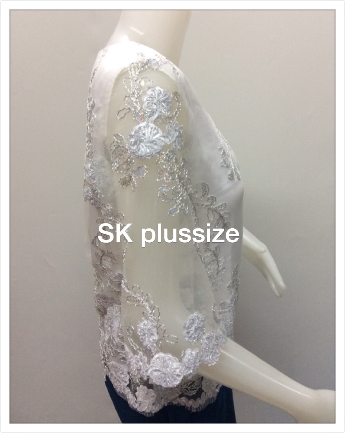 เสื้อลูกไม้บุหงา คอปาด แขน 3 ส่วน สีขาว รอบอก 36 นิ้ว