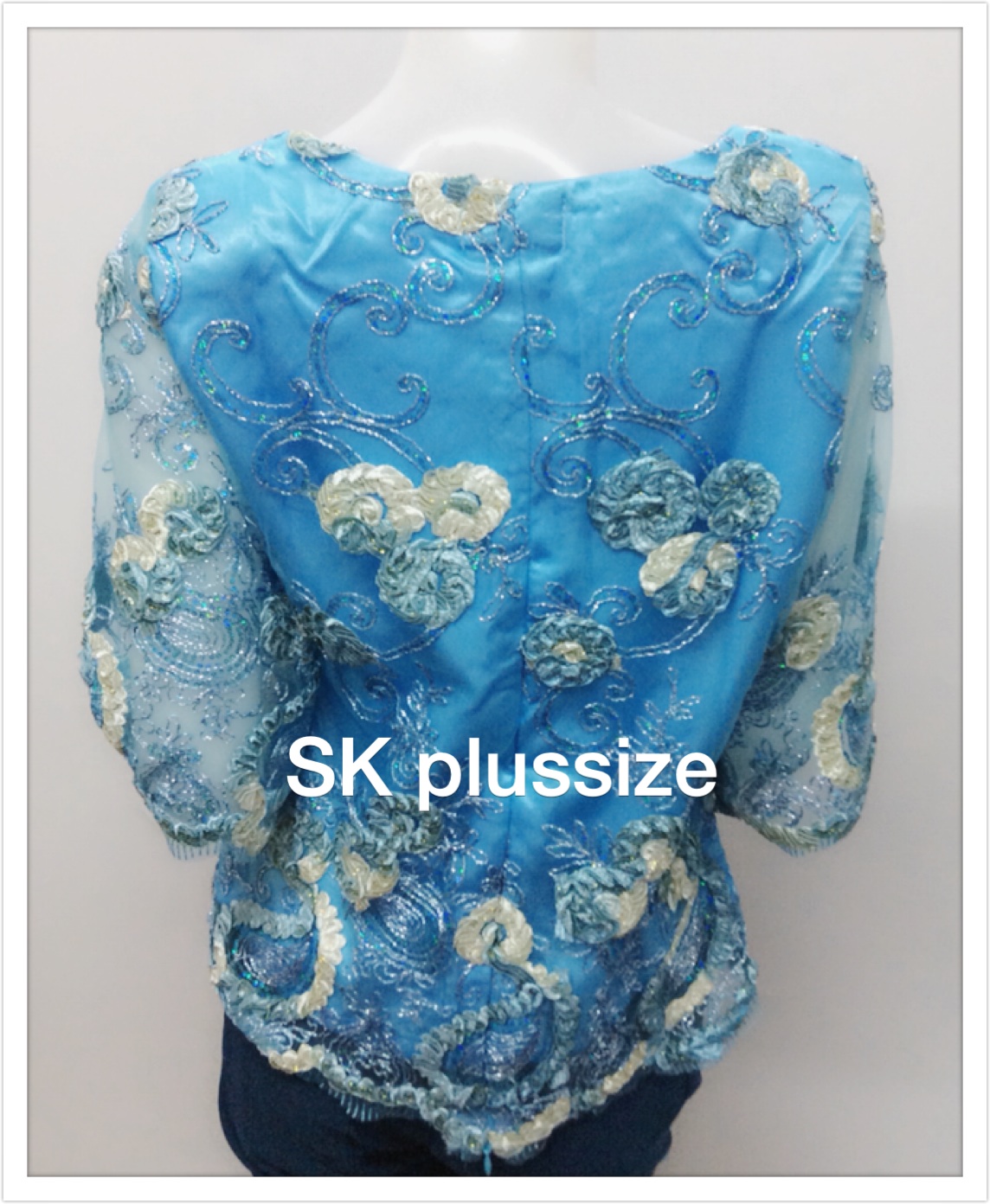 เสื้อลูกไม้บุหงา สีฟ้า คอปาด แขน 3 ส่วน รอบอก 36 นิ้ว