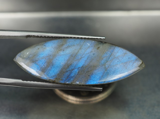 พลอยลาบราโดไรท์ (Labradorite) 17.10 กะรัต