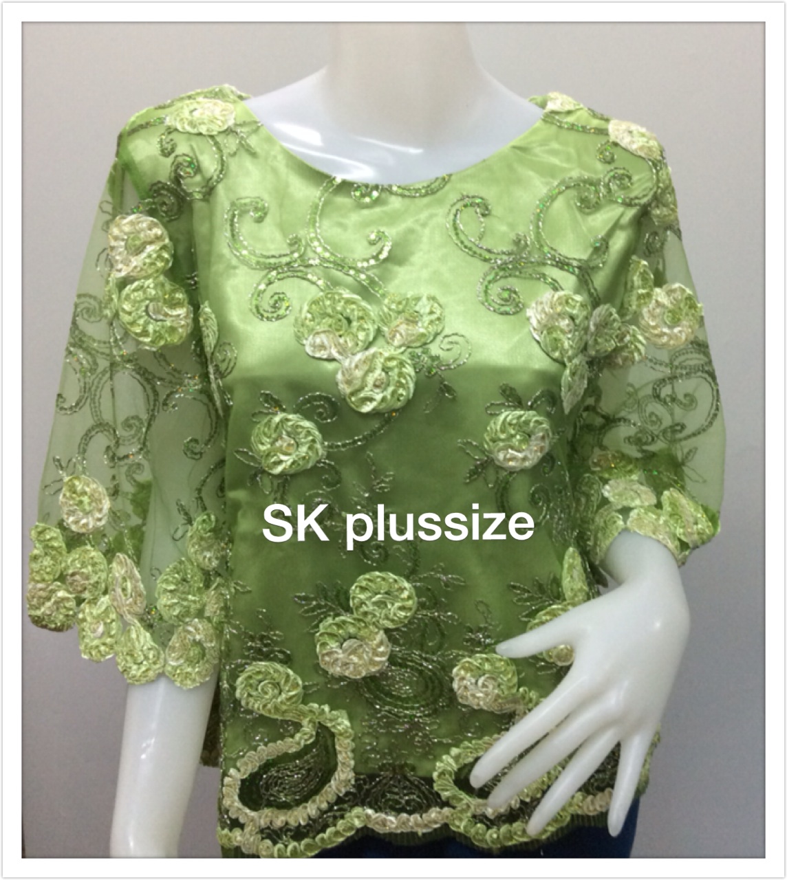เสื้อลูกไม้บุหงา สีเขียว คอปาด แขน 3 ส่วน รอบอก 42 นิ้ว
