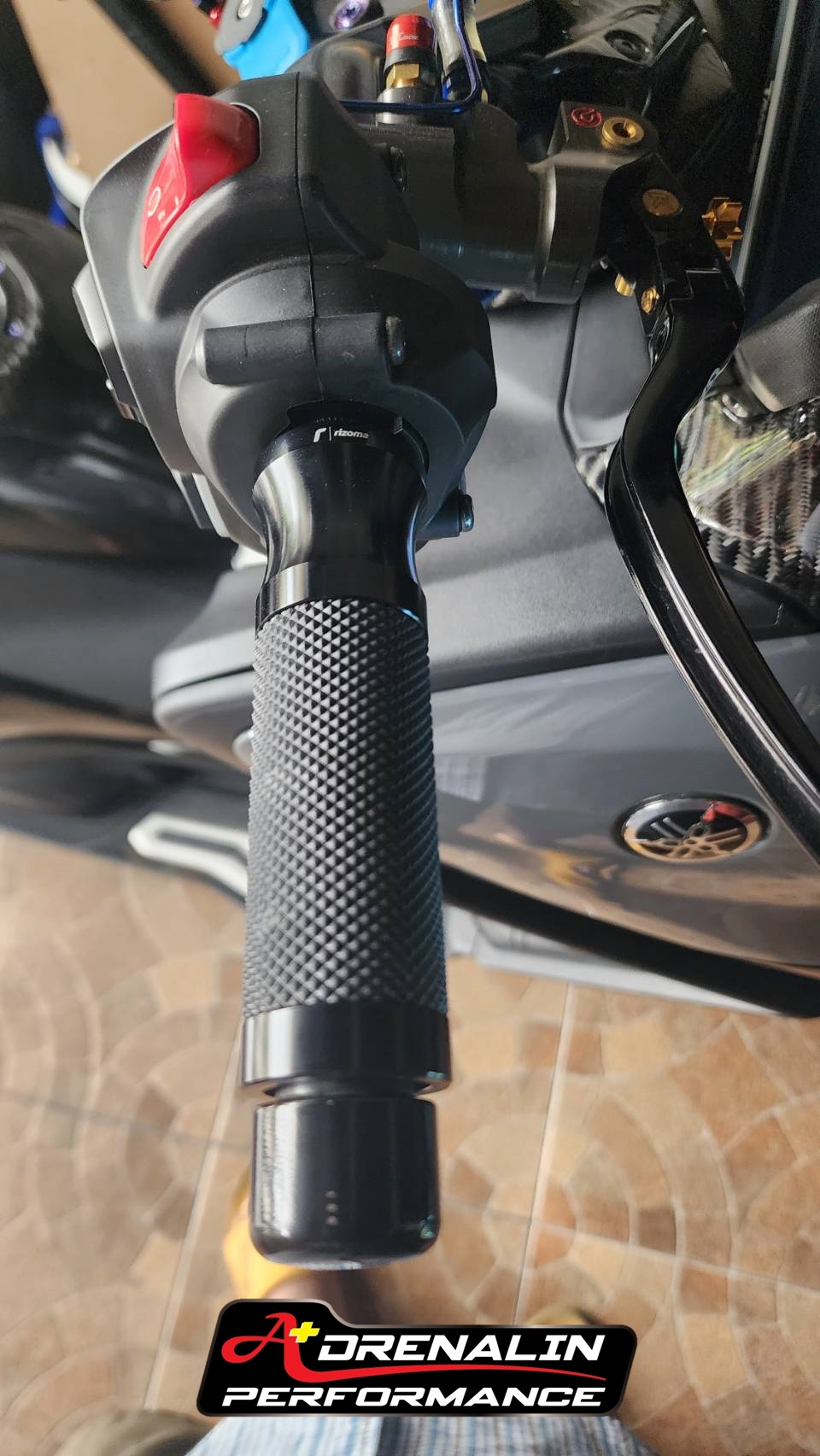 Rizoma ปอกแฮนด์ รุ่น sportline สำหรับ tmax 560 2022+ คันเร่งไฟฟ้า Ride by wire ตรงรุ่น