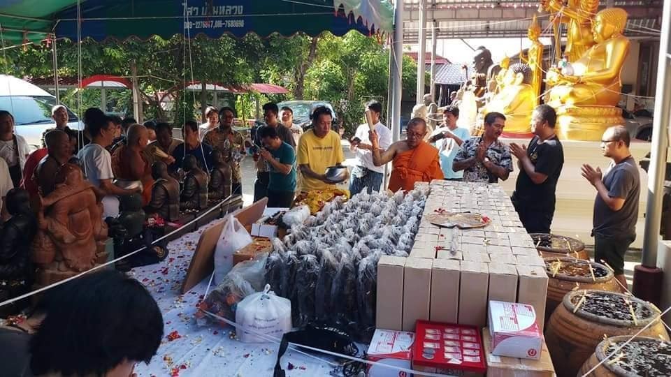 เหรียญองค์พ่อ พระวิษณุกรรม ช่างกลสยาม รุ่นสร้างศาลาที่ประทับ ณ.วัดโกมุทพุทธรังษี เนื้อทองเหลือง ปี 2562