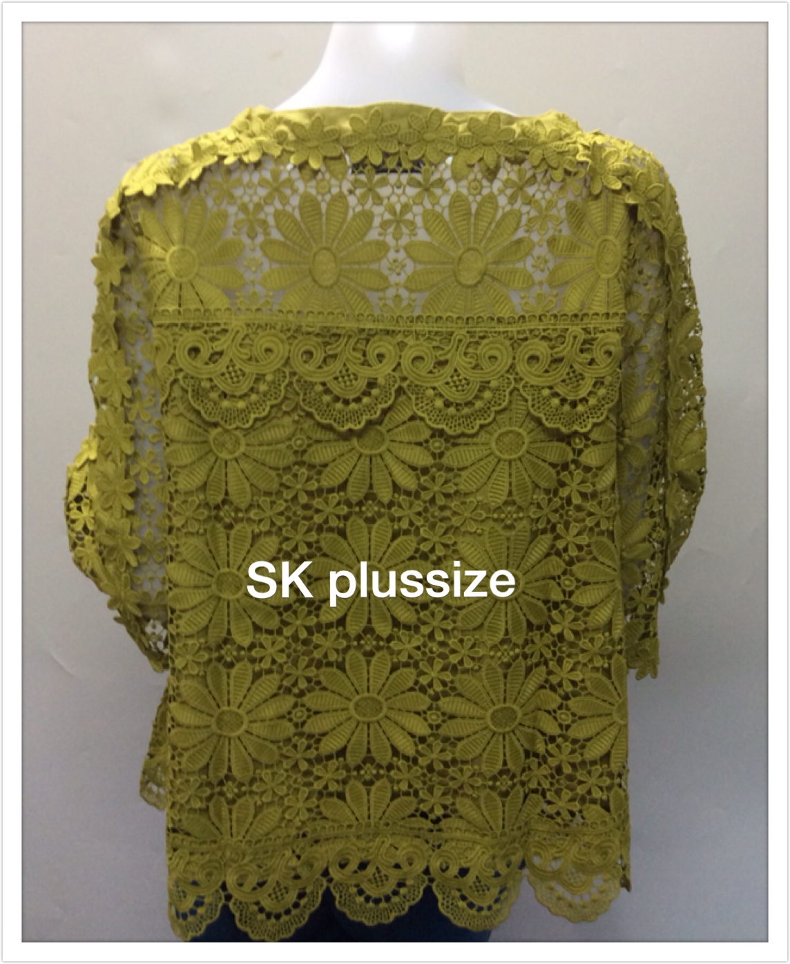 เสื้อลูกไม้ทรงเอ คอกลม สีเขียว รอบอก 38 นิ้ว