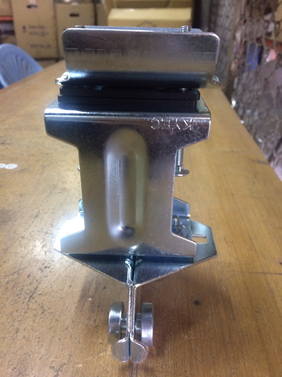 ลูกล้อตัวนำจับสายไฟแบนชนิดเหล็ก KYEC C30/ Towing trolley (arm ) KYEC C30