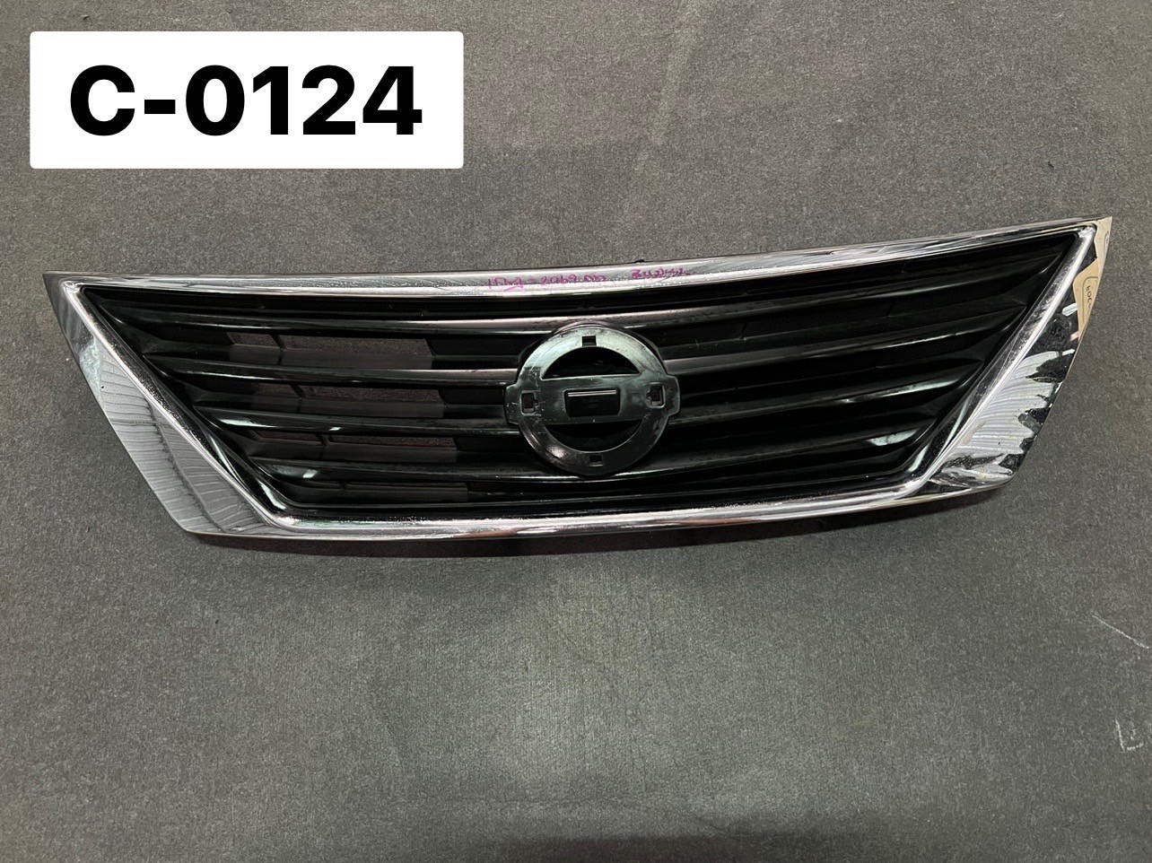 หน้ากระจัง Nissan Almera 2012