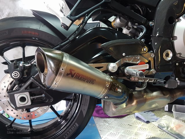 ท่อ Akrapovic Shortyสำหรับ BMW S1000R Naked 2014+ (For Exhibition only)