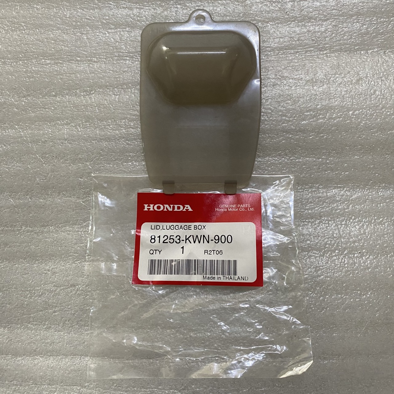 81253-KWN-900 ฝาครอบถังน้ำสำรอง PCX125 2009 อะไหล่แท้ HONDA