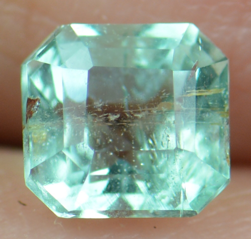พลอยมรกตดิบ (Emerald) 0.65 กะรัต No oil