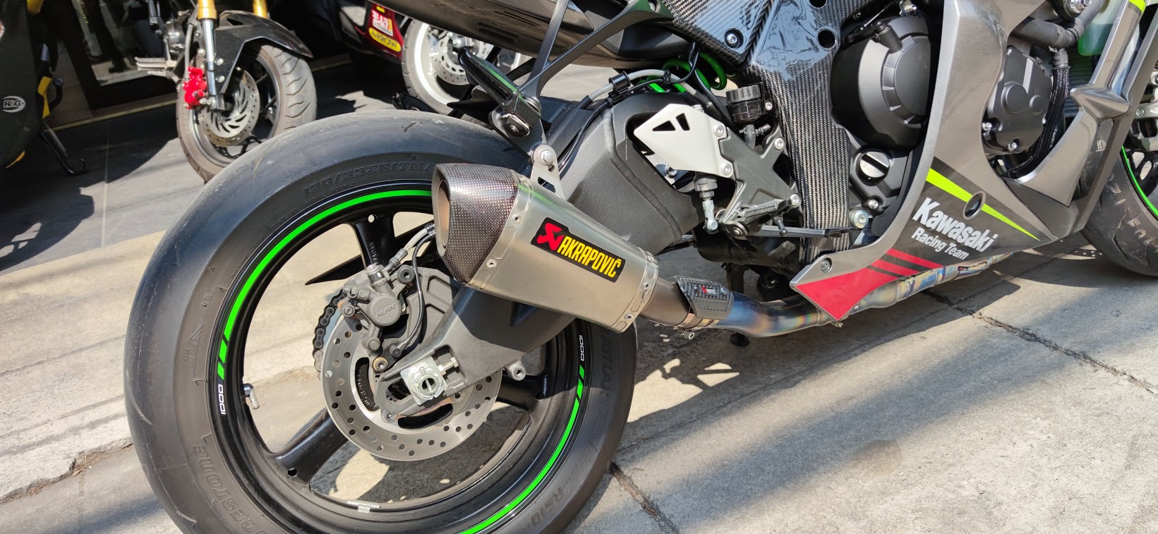 ท่อ Akrapovic shorty สำหรับ zx10 ปี 2011-2015 รุ่นปากตัดตรง มาพร้อมการ์ดคาร์บอน (For Exhibition only)