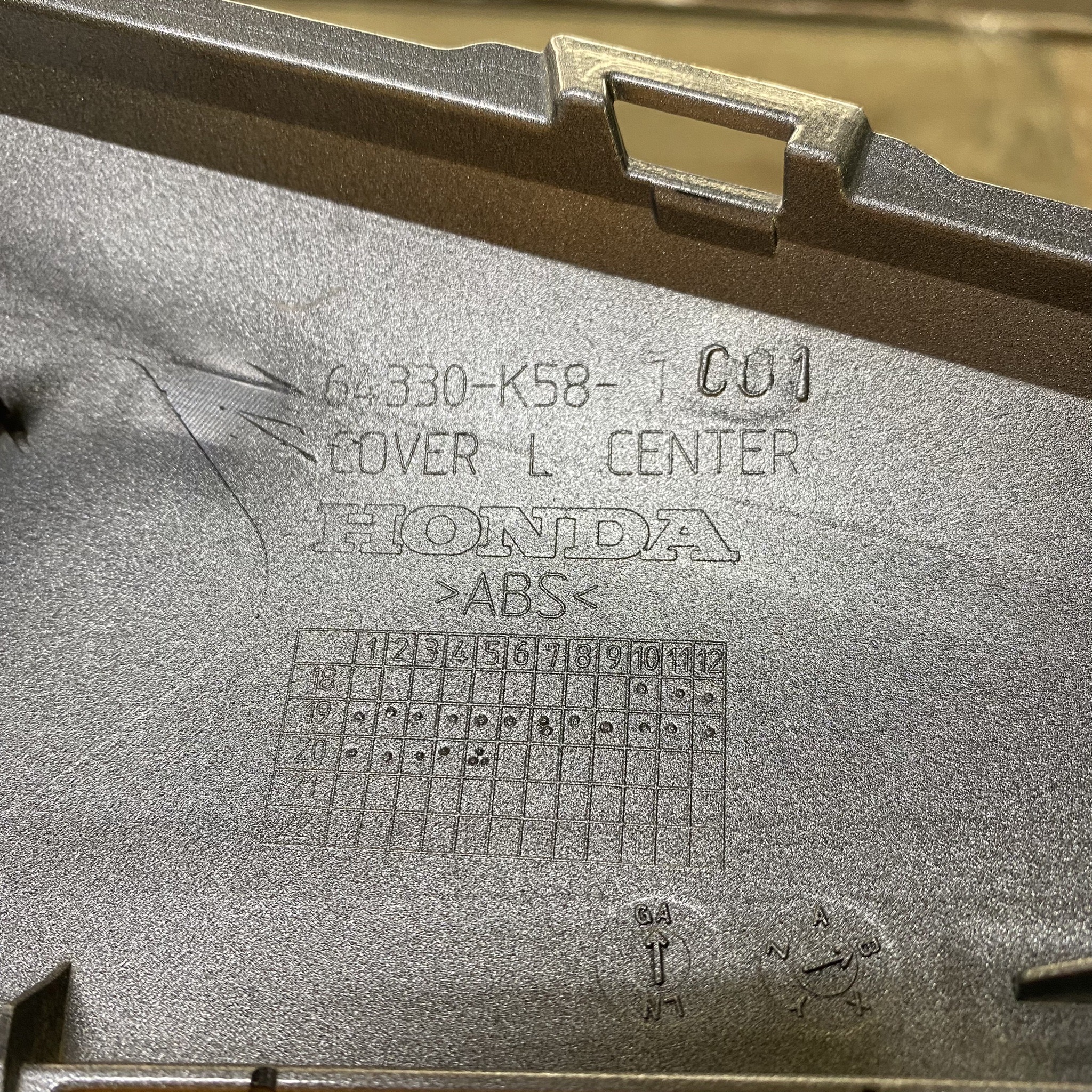 ♻ อะไหล่เก่า 64330-K58-TC0ZJ ฝาครอบกลางด้านซ้าย รถสีดำ-เทา สำหรับรุ่น WAVE110i 2019-2020