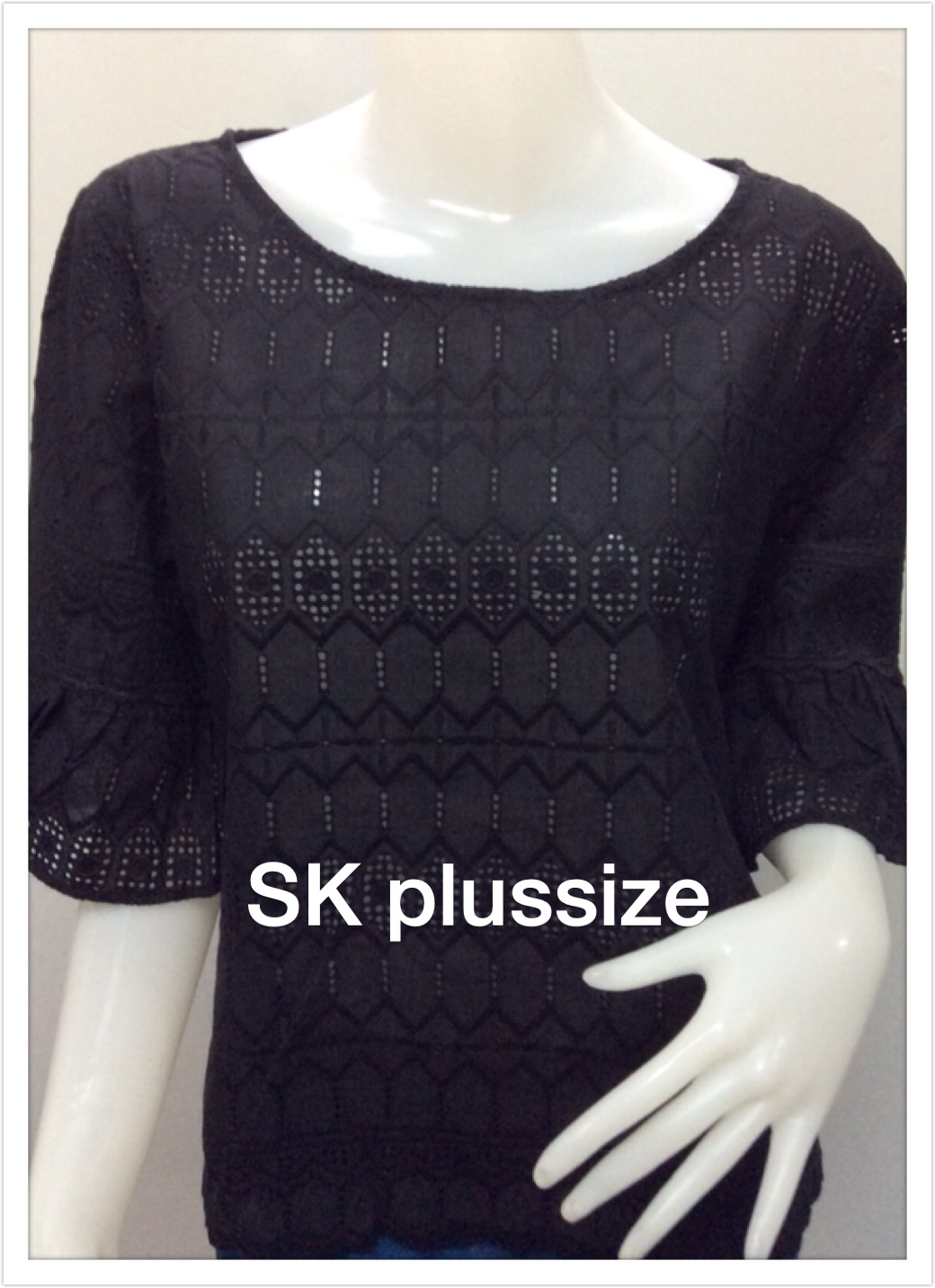 เสื้อคอตตอนฉลุ สีดำ คอปาด แขนต่อระบาย รอบอก 46 นิ้ว