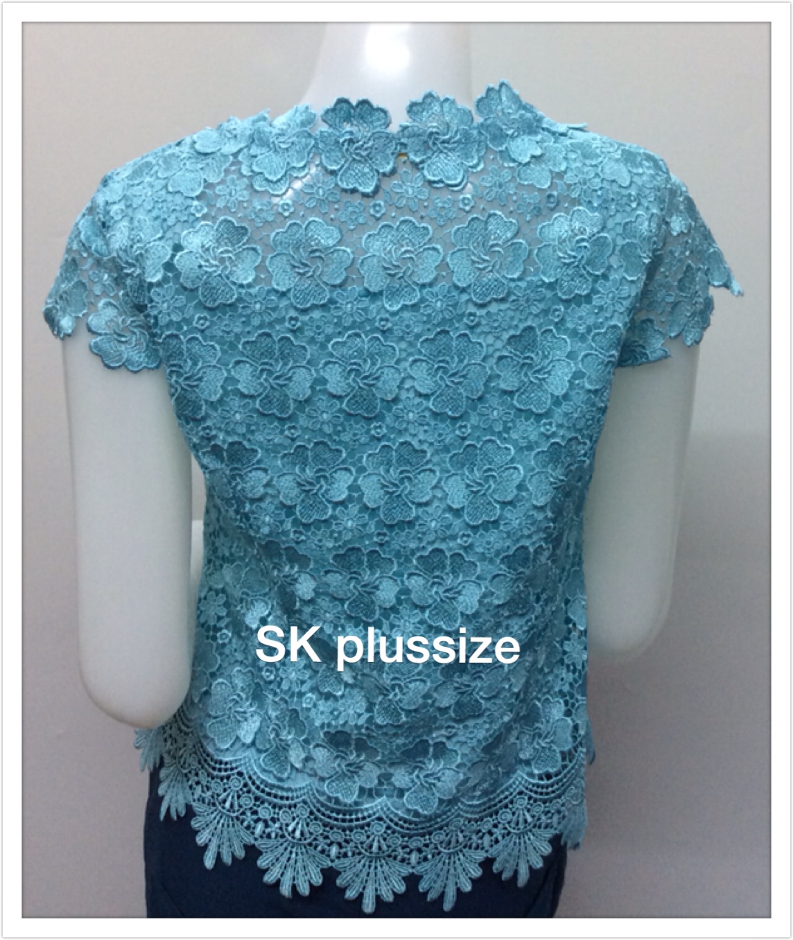 เสื้อลูกไม้ แขนสั้น สีฟ้า รอบอก 34 นิ้ว